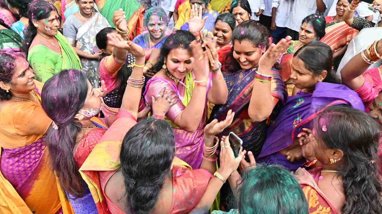 మహిళా నేతల ధూంధాం