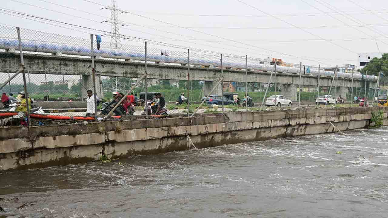 Moosaram Bagh Bridge | మూసీకి వరద పోటు.. మూసారాంబాగ్ వంతెన మూత