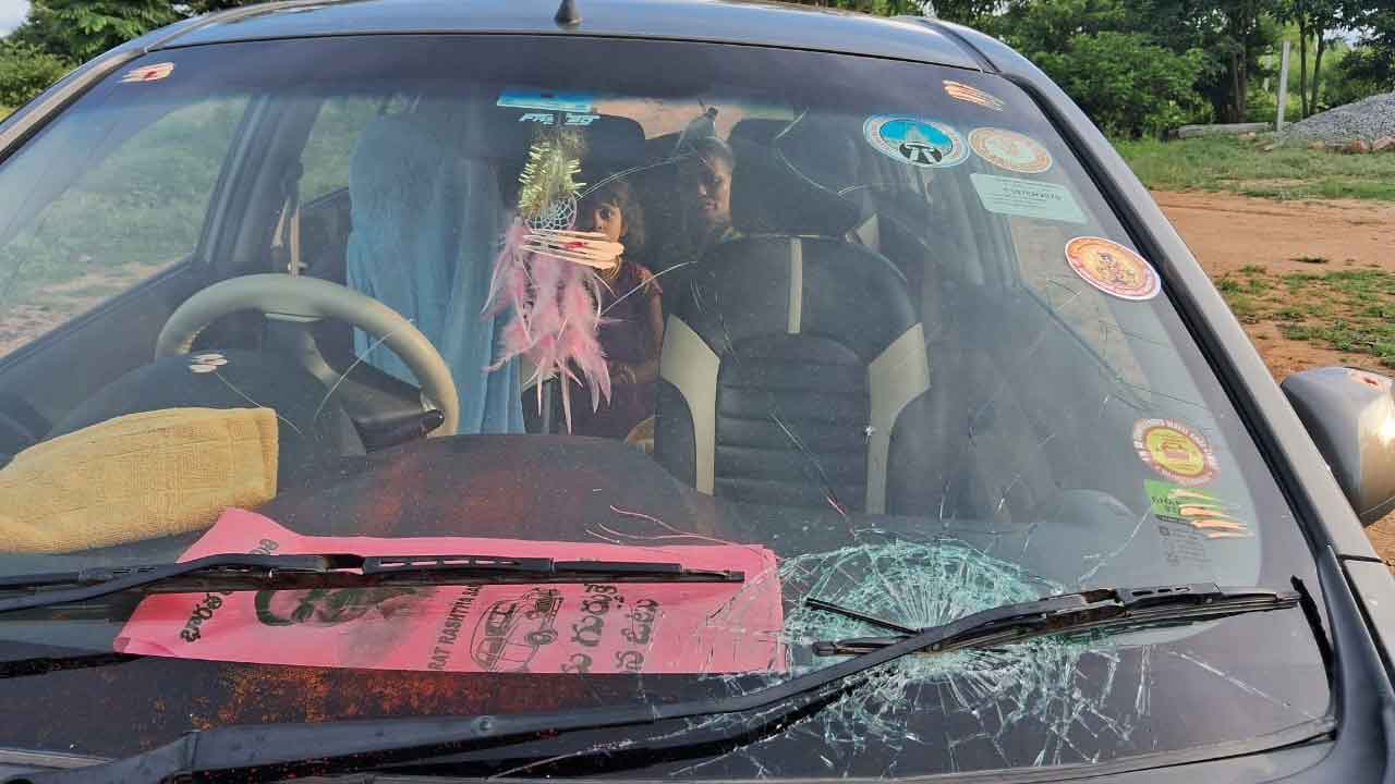 ఫత్తేపూర్ మైసమ్మ ఆలయం వద్ద కారుపై ఎస్సై దాడి