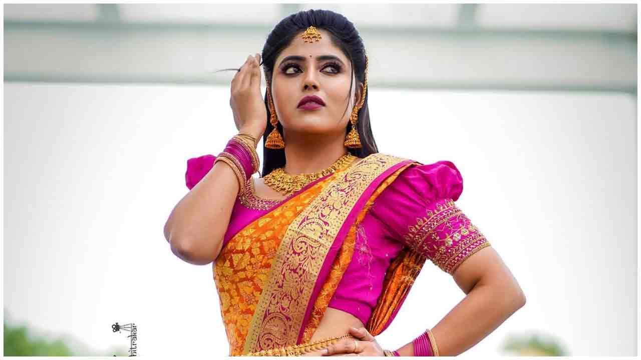 Mahi Maheswari | చీరకట్టులో కట్టిపడేస్తున్న మహి మహేశ్వరి..