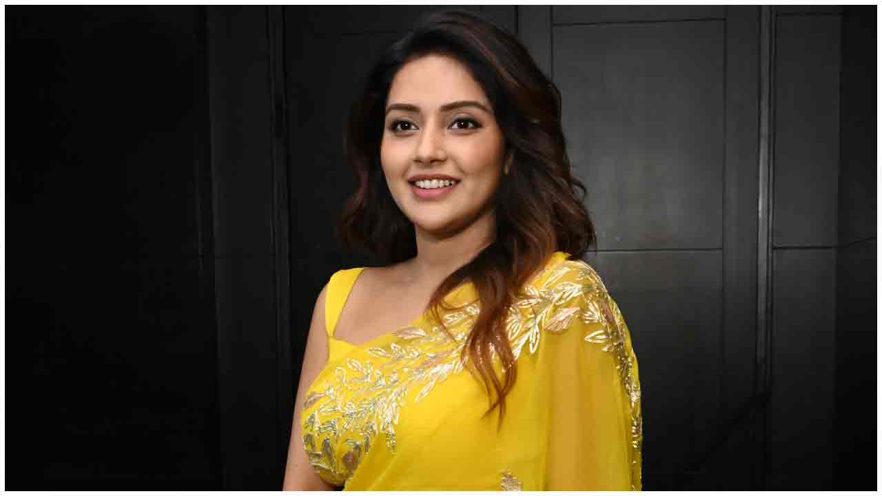 Mahima Nambiar | నిమ్మకాయ రంగు డ్రెస్‌లో ఊరిస్తున్న మహిమా నంబియార్..