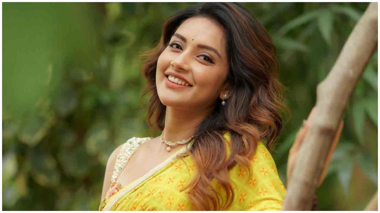 Mahima Nambiar | ముసిముసి నవ్వులతో గాలం వేస్తున్న మహిమా నంబియార్..