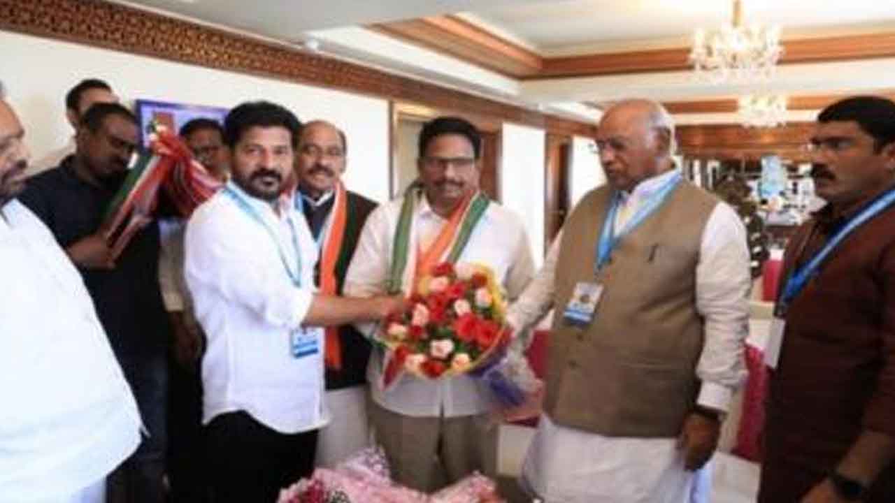 Congress |  పార్టీలో ఈ కొట్లాటలేంది? తన్నుకుంటూ మీడియాకెక్కుడేమిటి? రాష్ట్ర కాంగ్రెస్‌ నేతలకు అధిష్ఠానం క్లాస్‌