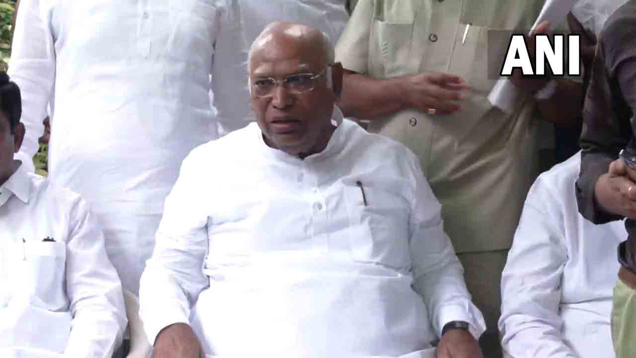 Mallikarjun Kharge | బీజేపీవి నీచ రాజకీయాలు.. జీ20 విందుపై ఖర్గే చిందులు