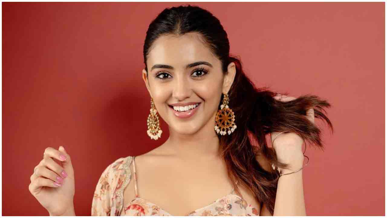 Malvika Sharma | చిరునవ్వుతో మెస్మరైజ్ చేస్తున్న మాళవికా శర్మ..