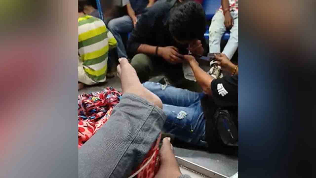 Man Consumes Drugs in Train | ట్రైన్‌లో డ్రగ్స్‌ సేవించిన వ్యక్తి.. వీడియో వైరల్‌, స్పందించిన రైల్వే   పోలీసులు