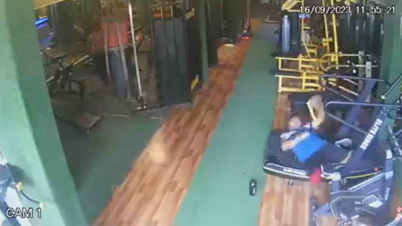 Treadmill | ట్రెడ్‌మిల్‌పై నడుస్తుండగా ఆగిన గుండె.. 19 ఏళ్ల యువకుడి హఠాన్మరణం.. Video