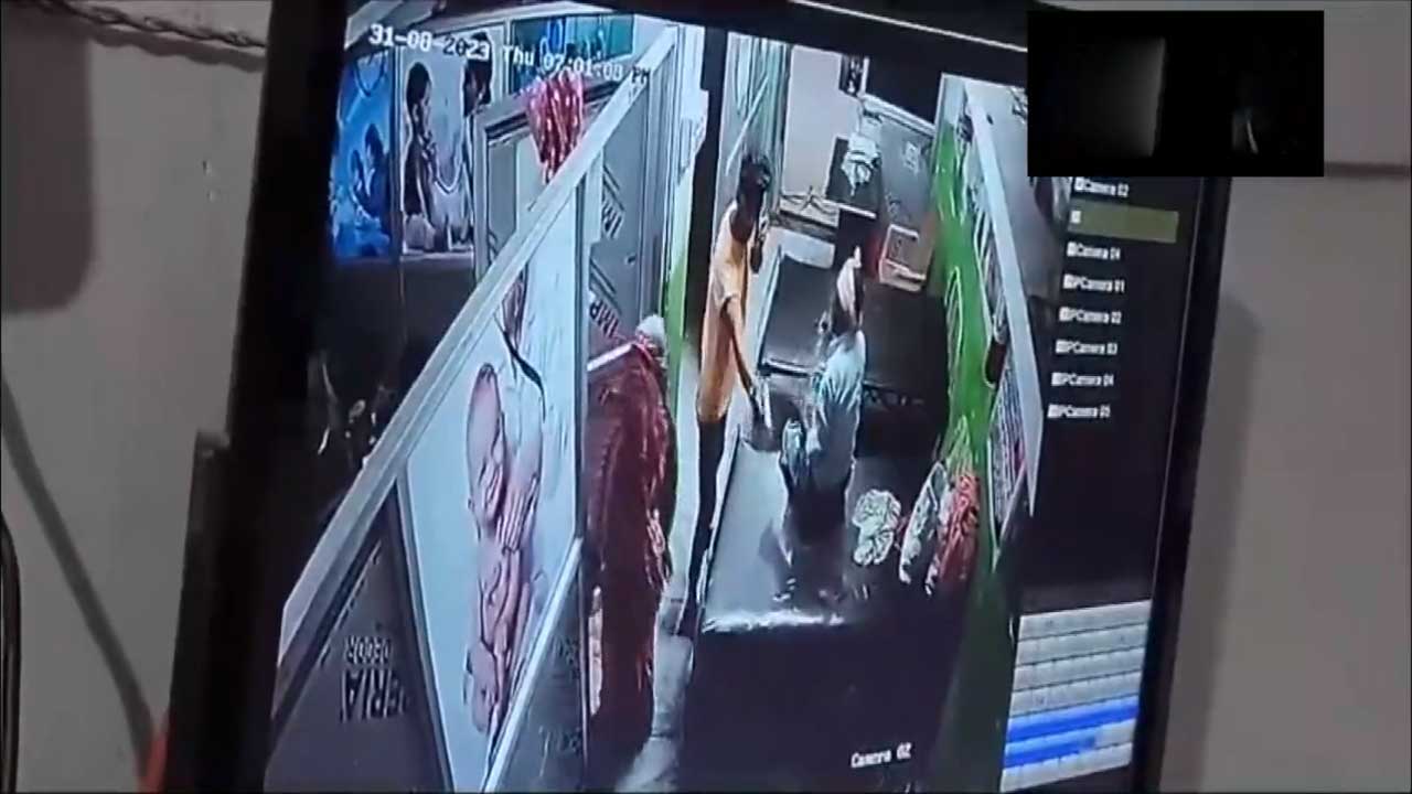 Crime news | తుపాకీతో హాస్పిటల్లో చొరబడి వ్యక్తిపై కాల్పులు.. పట్టుకునేందుకు ప్రయత్నించగా పారిపోయిన దుండగుడు.. Video