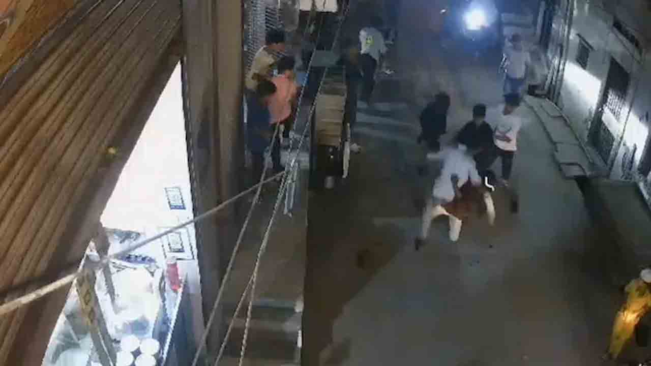 Crime news | ఇరవై ఏండ్ల వ్యక్తిని చుట్టుముట్టి కత్తులతో పొడిచి చంపిన 8 మంది మైనర్‌లు