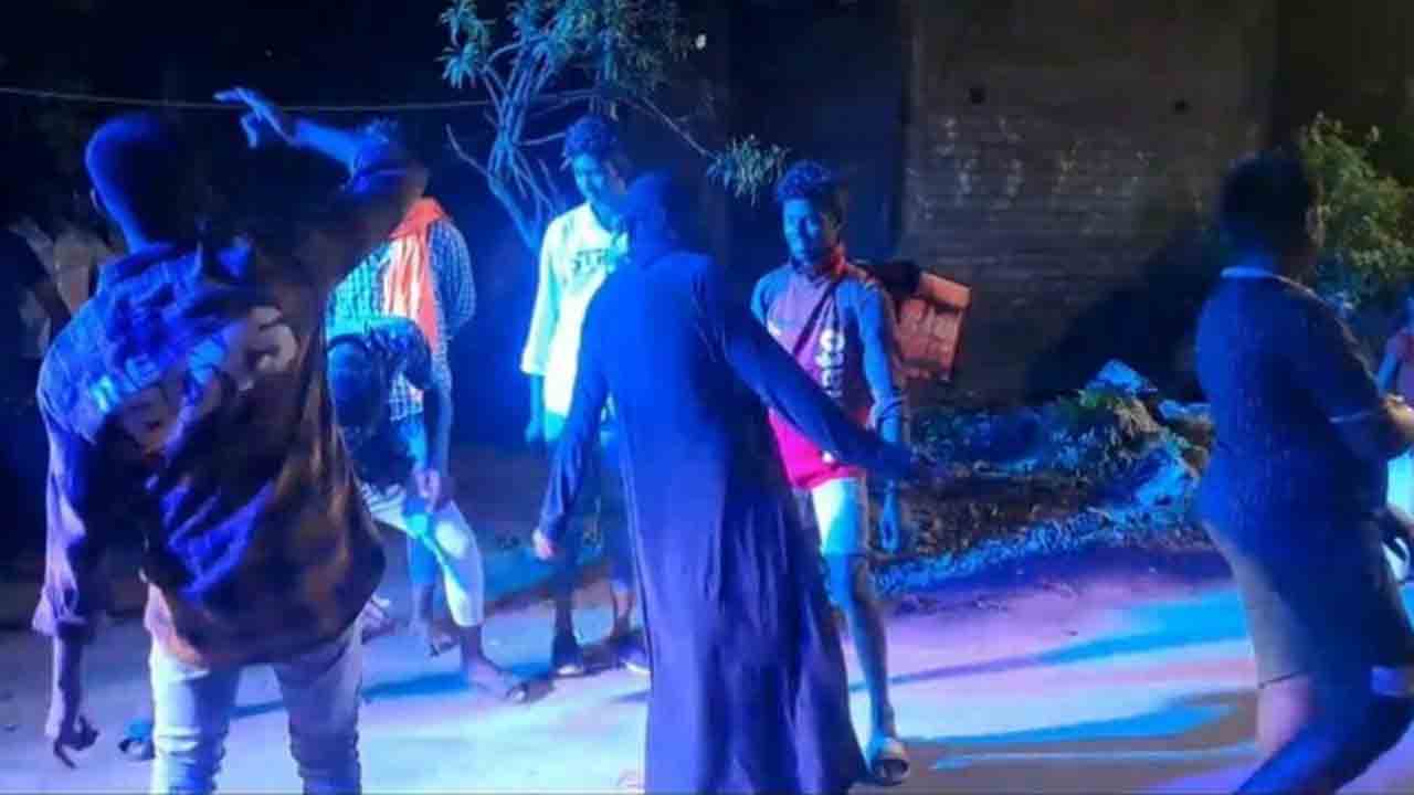 Man wearing burqa dances | గణేష్ ఊరేగింపులో బురఖా ధరించి డ్యాన్స్ చేసిన వ్యక్తి.. అరెస్ట్ చేసిన   పోలీసులు