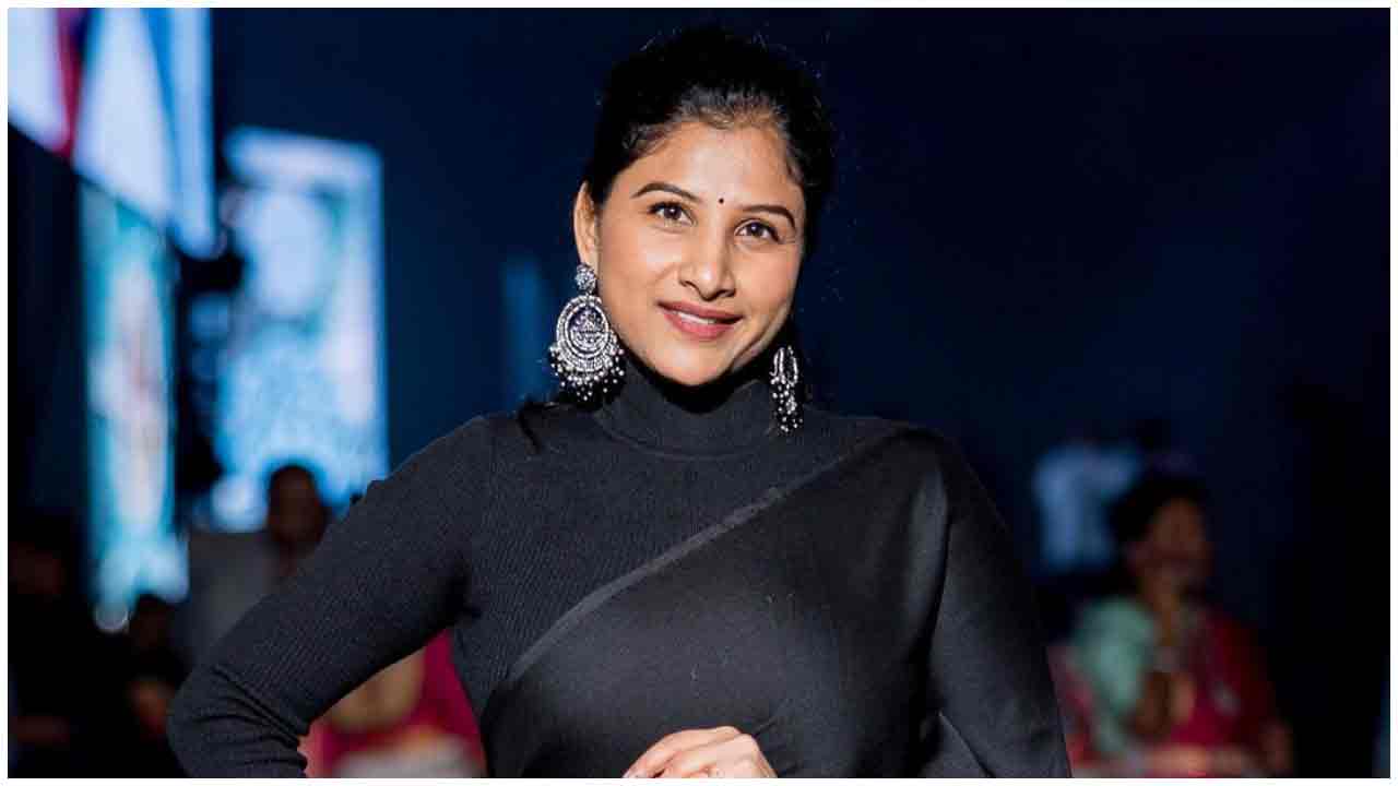 Mangli Singer | బ్లాక్ శారీలో చుడముచ్చటగా సింగర్ మంగ్లీ..