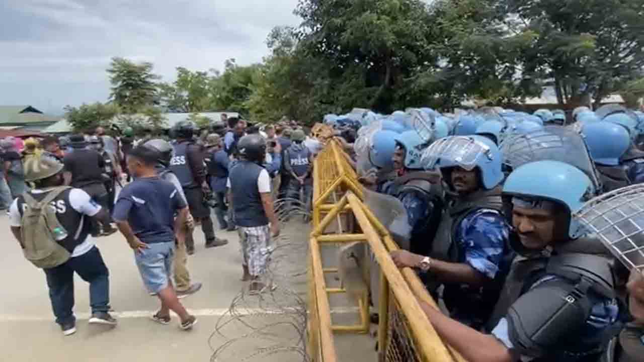 Manipur Protests | మణిపూర్‌లో కర్ఫ్యూను లెక్కచేయని నిరసనకారులు.. రబ్బరు బుల్లెట్ల కాల్పుల్లో పలువురికి   గాయాలు