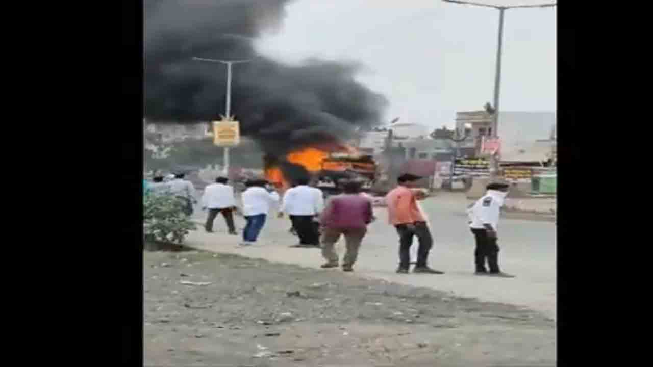 Maratha Reservation | హింసాత్మకంగా మారిన మరాఠా రిజర్వేషన్‌ ఆందోళన.. రాళ్లతో దాడి, వాహనాలకు నిప్పు