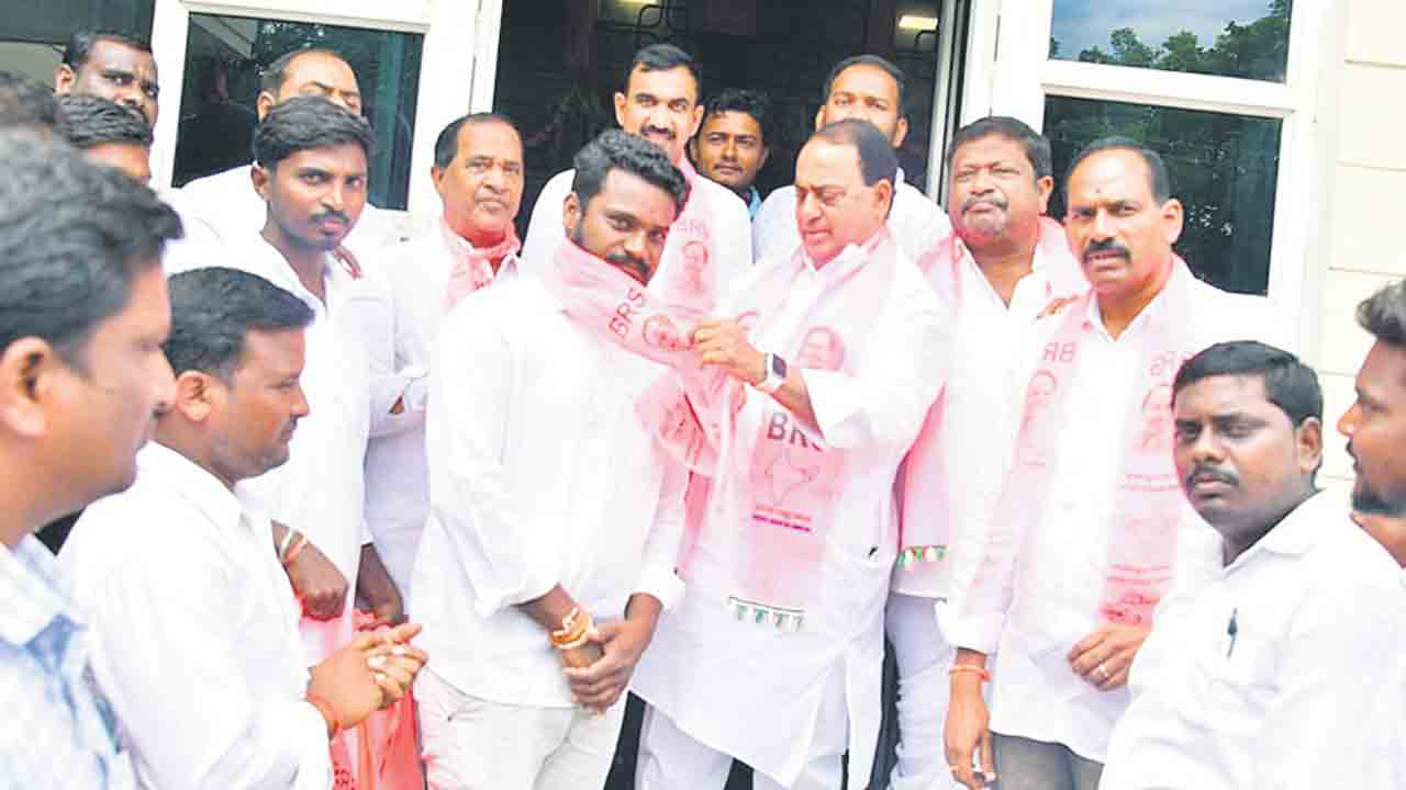 బీజేపీ నుంచి బీఆర్‌ఎస్‌కు క్యూ