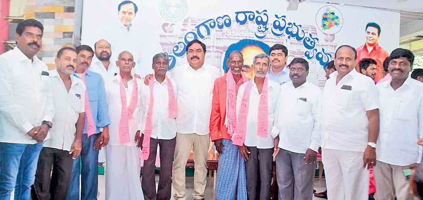 గడియకో తీరు.. పూటకో మాట