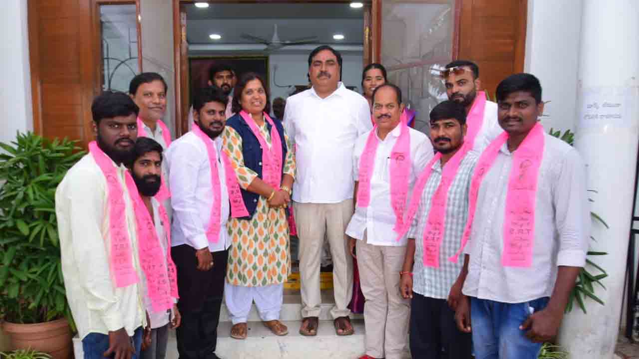 BRS | బీఆర్‌ఎస్‌లో చేరిన టీడీపీ పాల‌కుర్తి ఇన్‌చార్జి , కాంగ్రెస్ నాయకులు
