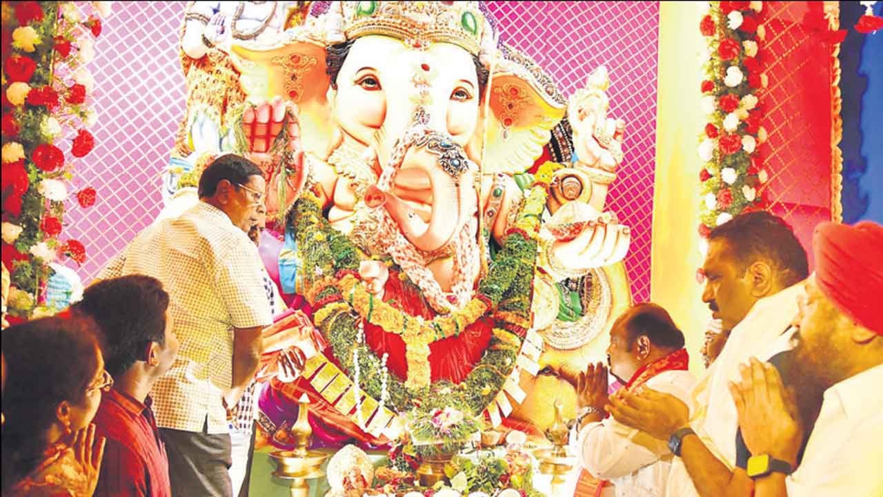 మహా గణపతిం భజే..