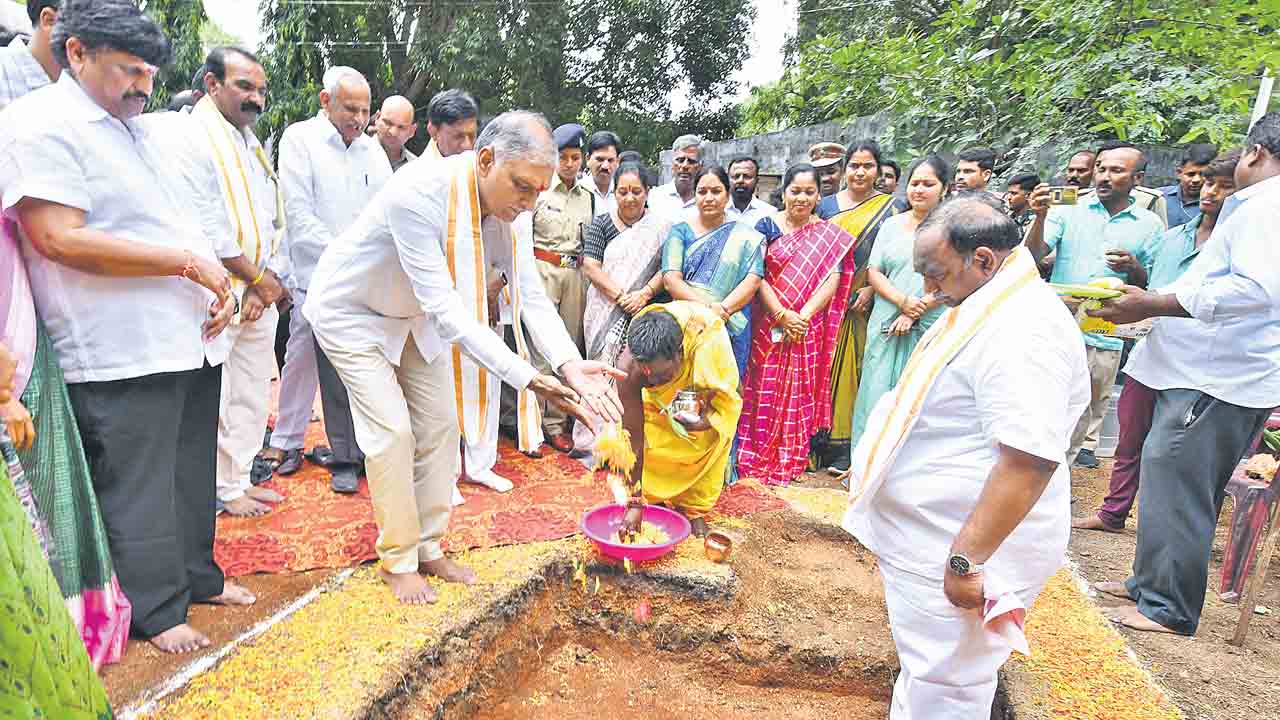 Minister Harish rao |  బిచానా ఎత్తేసిన బీజేపోళ్లు.. పార్లమెంట్‌ ఎన్నికల నాటికి ఎల్లెల్కల పడ్తమని జమిలి అని కథ మొదలుపెట్టిండ్రు: మంత్రి హరీశ్‌రావు