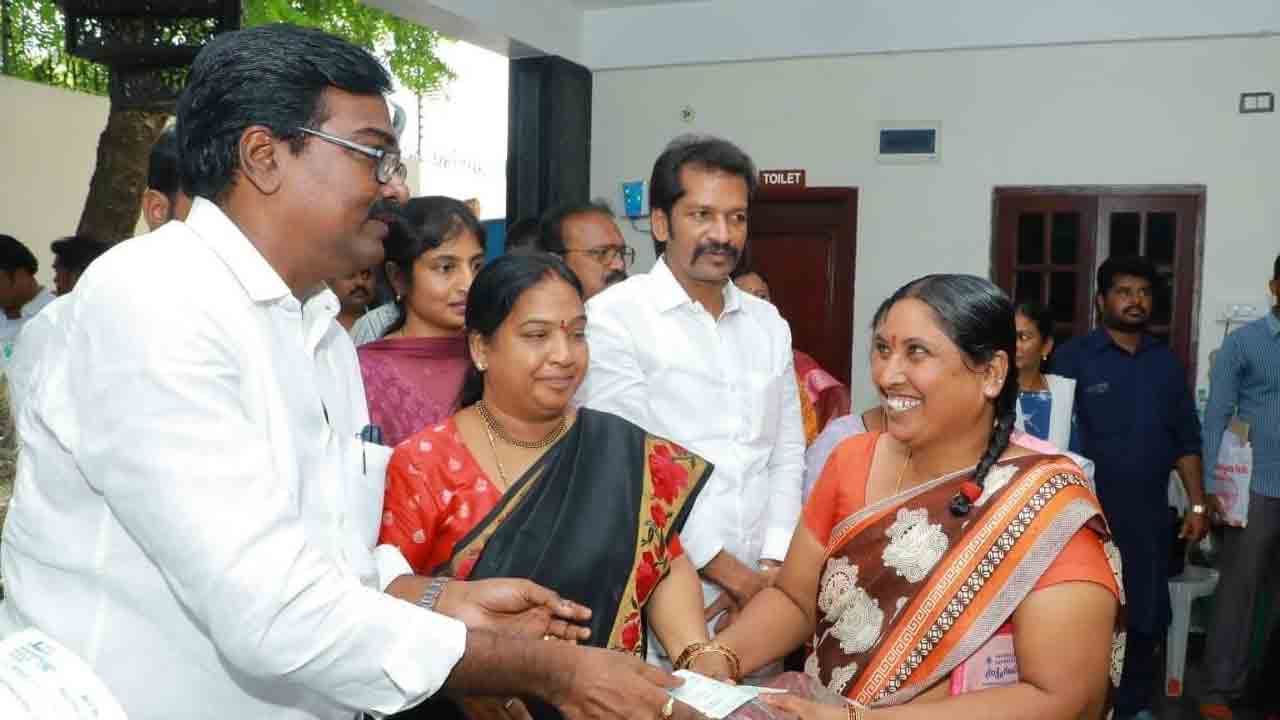 గడప గడపకూ సంక్షేమ పథకాలు..