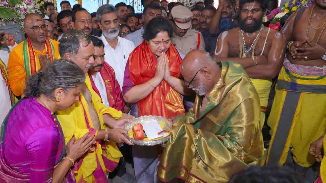 Minister Satyavati Rathod | ఆధ్యాత్మిక క్షేత్రంగా భూపాలపల్లి వెంకన్న ఆలయం : మంత్రి సత్యవతి రాథోడ్‌