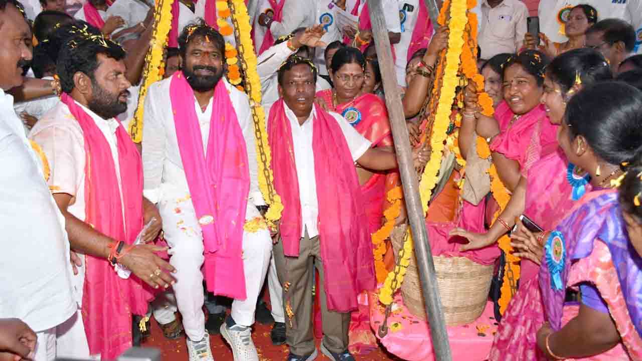 Minister Srinivas Goud | మంత్రి శ్రీనివాస్ గౌడ్‌కు తులాభారం.. వచ్చిన డబ్బులు నామినేషన్‌కు అందజేత