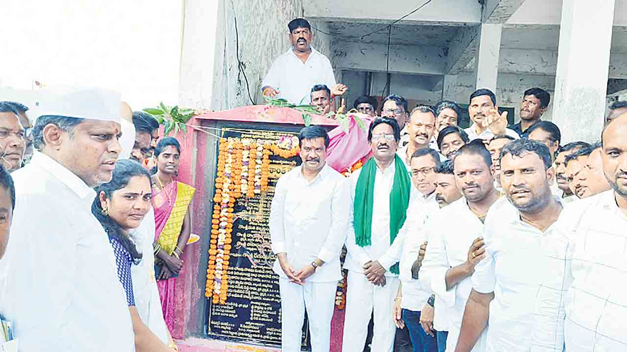 ప్ర‌తి ప‌ల్లేలో అభివృద్ధి ప‌నులు