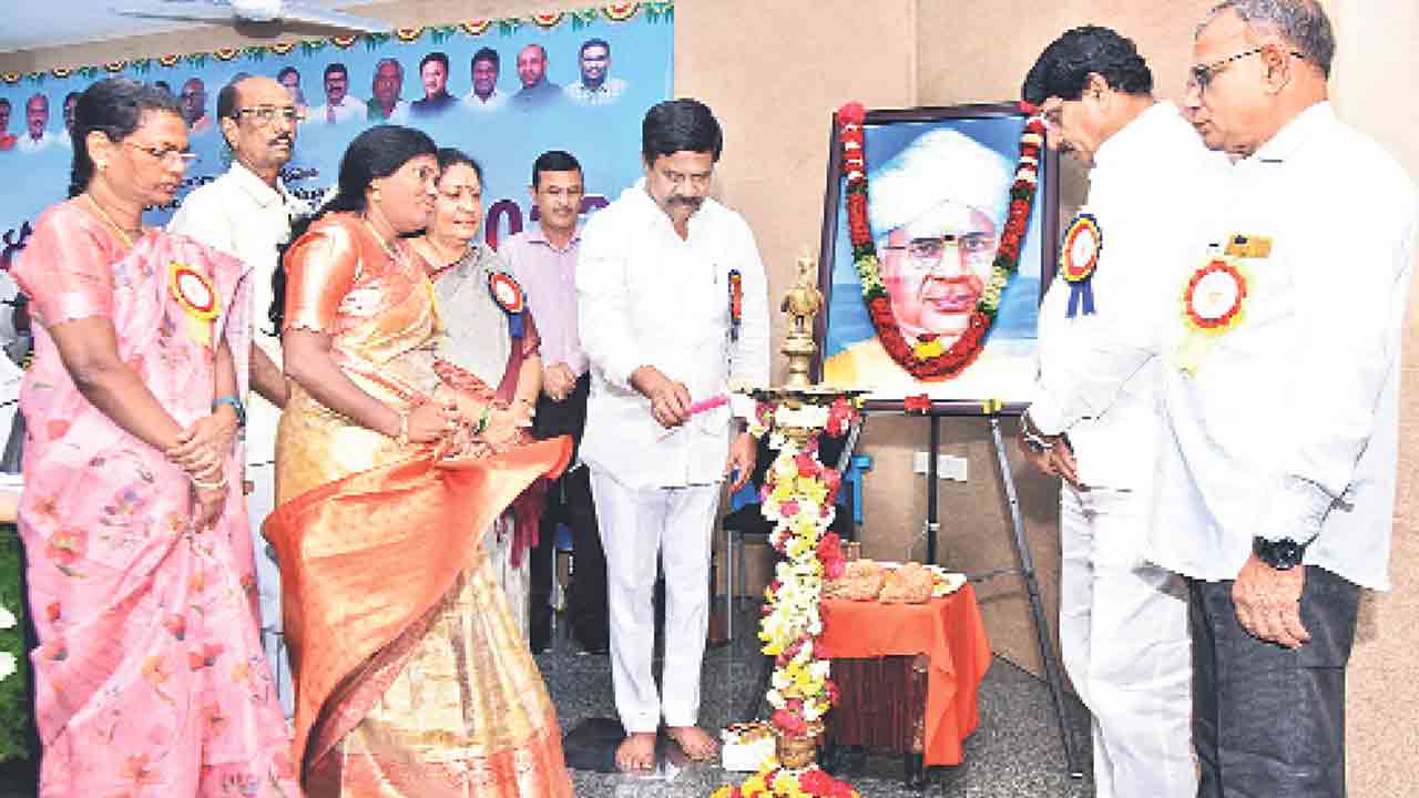 సమసమాజ స్థాపనకు దోహదపడాలి