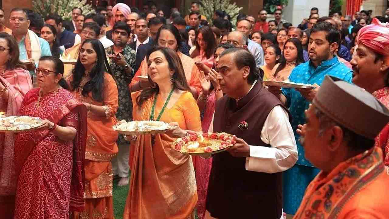 Ganesh Chaturthi | అంబానీ ఇంట గణేష్‌ చతుర్థి వేడుకలు.. కదిలిన తారాలోకం.. ఫొటోలు