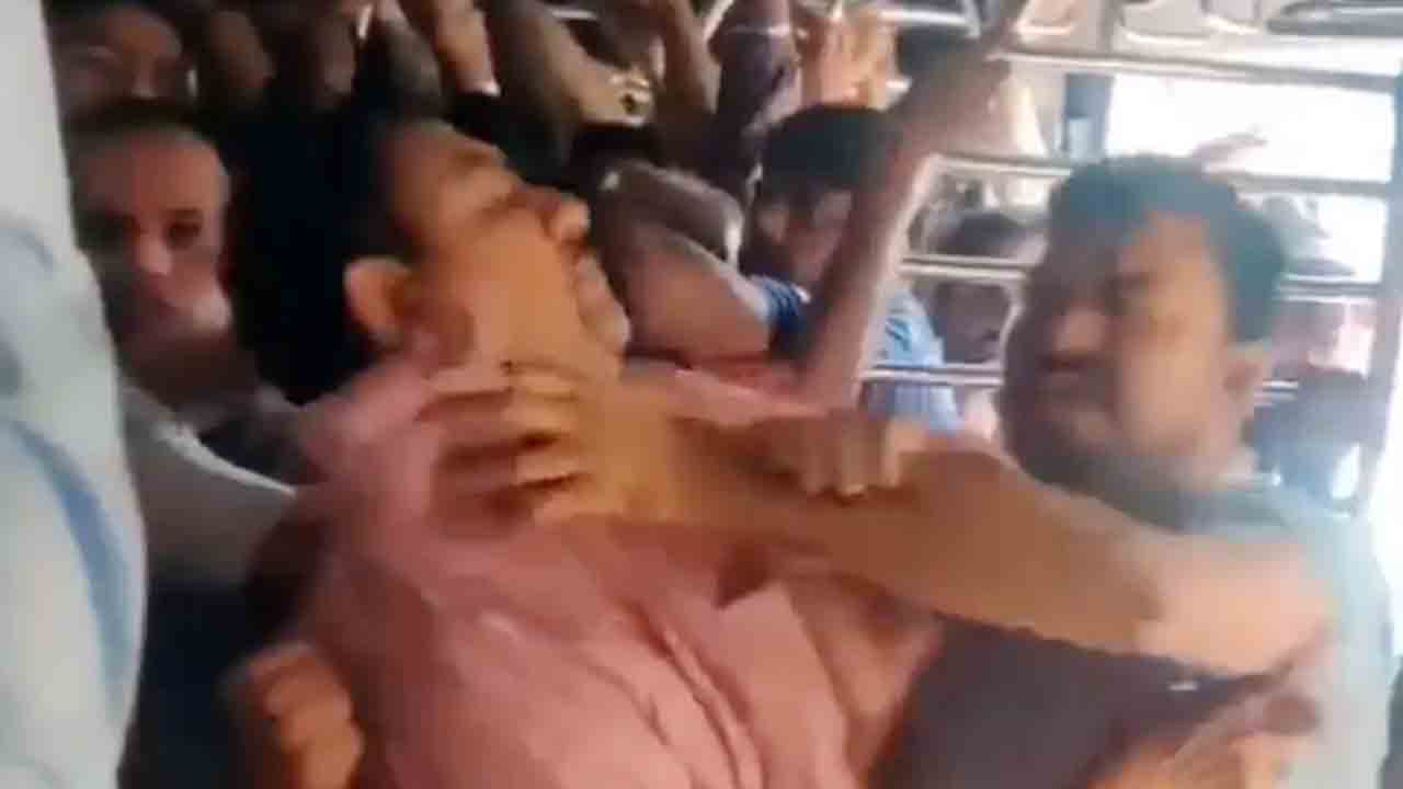 Mumbai Local Train | లోకల్‌ ట్రైన్‌లో కొట్టుకున్న ప్రయాణికులు.. వీడియో