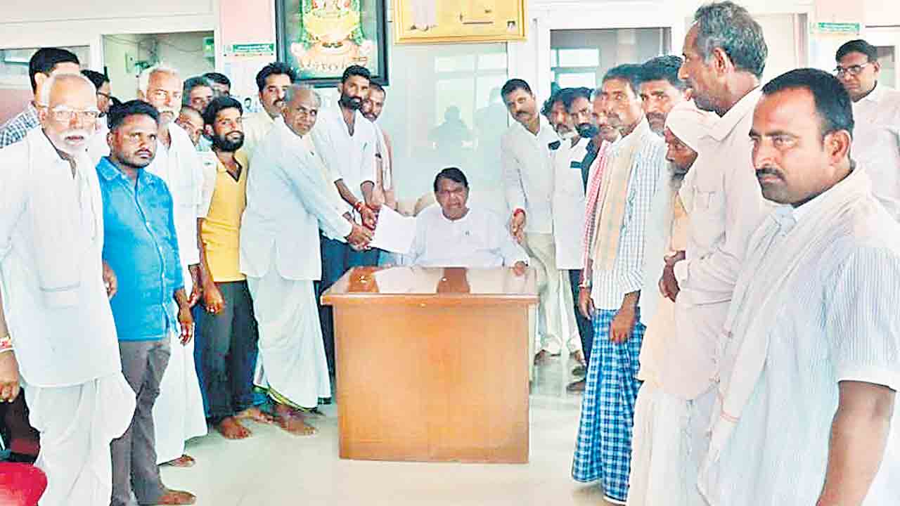 స్పీకర్‌కు మద్దతుగా తీర్మానాల వెల్లువ..