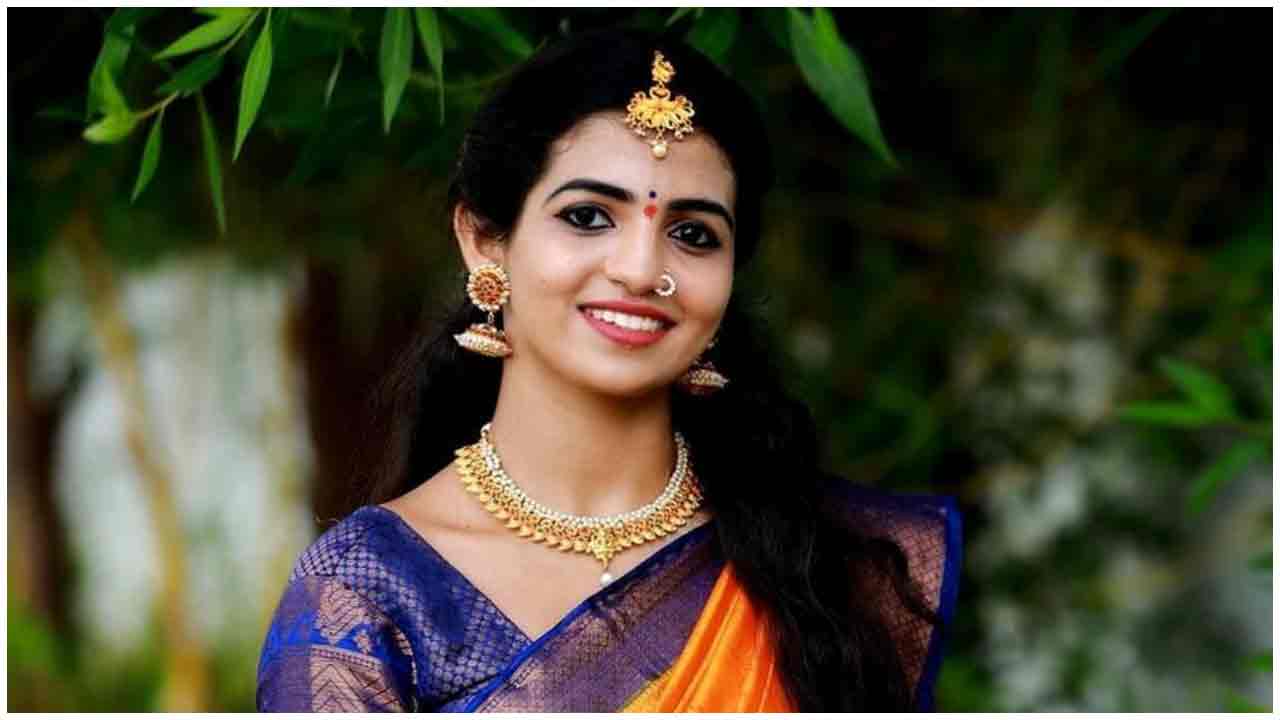 Nagadurga Gutha | పట్టుచీరలో మెస్మరైజ్ చేస్తున్న ఫోక్ డ్యాన్సర్ నాగదుర్గ..