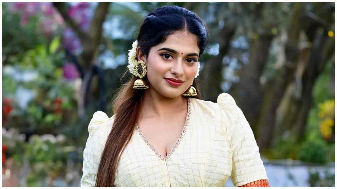 Nayanthara Chakravarthy | చిరునవ్వుతో గాలం వేస్తున్న నయనతార చక్రవర్తి..