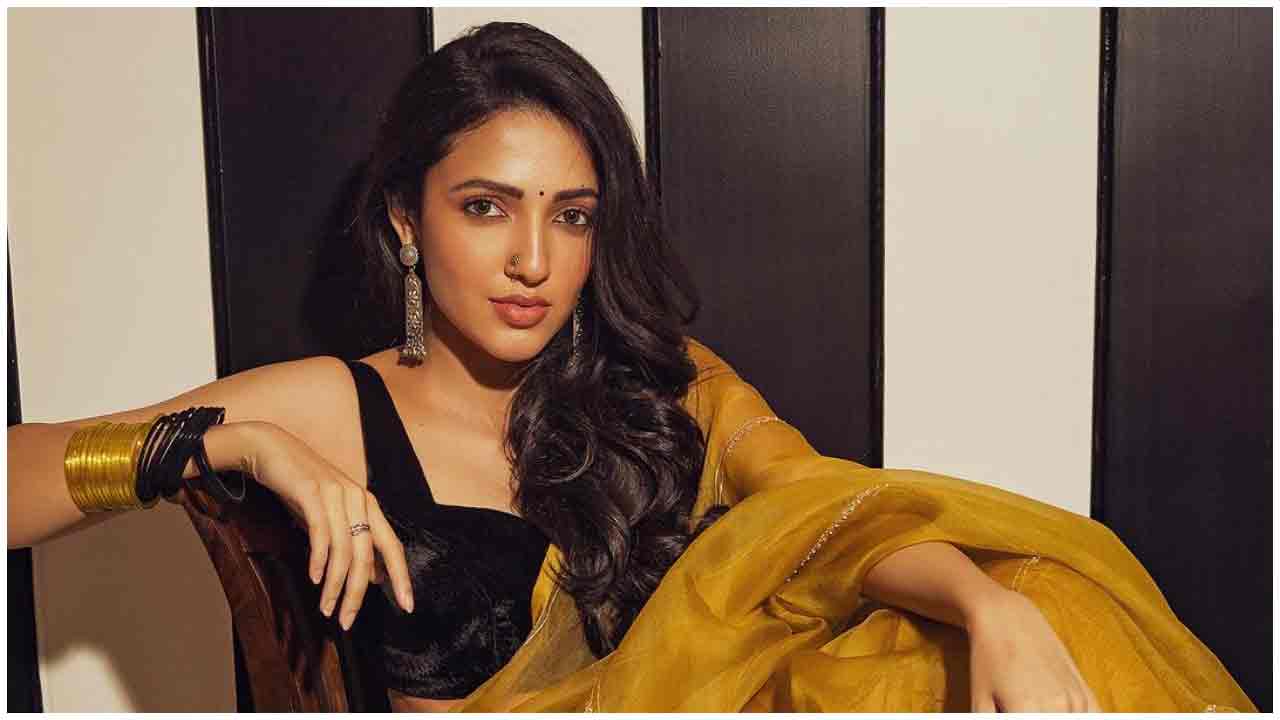 Neha Shetty | మత్తెక్కించే చూపులతో పిచ్చెక్కిస్తున్న నేహా శెట్టి..