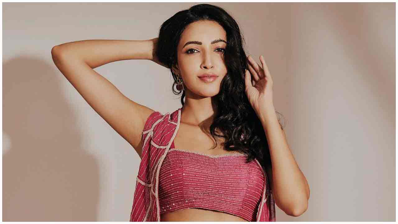 Neha Shetty | ట్రెండీ డ్రెస్‌లో నేహా శెట్టి ధగధగలు..