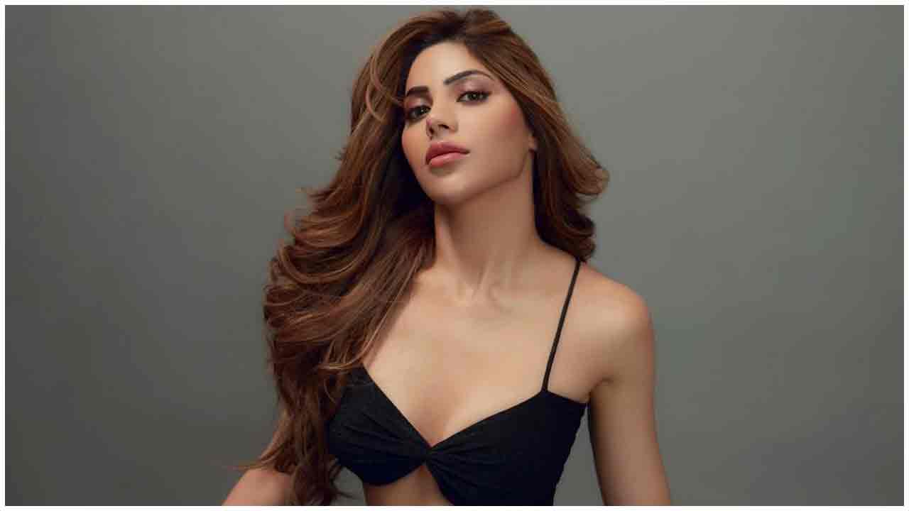 Nikki Tamboli | స్లీవ్ లెస్ అందాలతో హీటెక్కిస్తున్న నిక్కి తంబోలి..