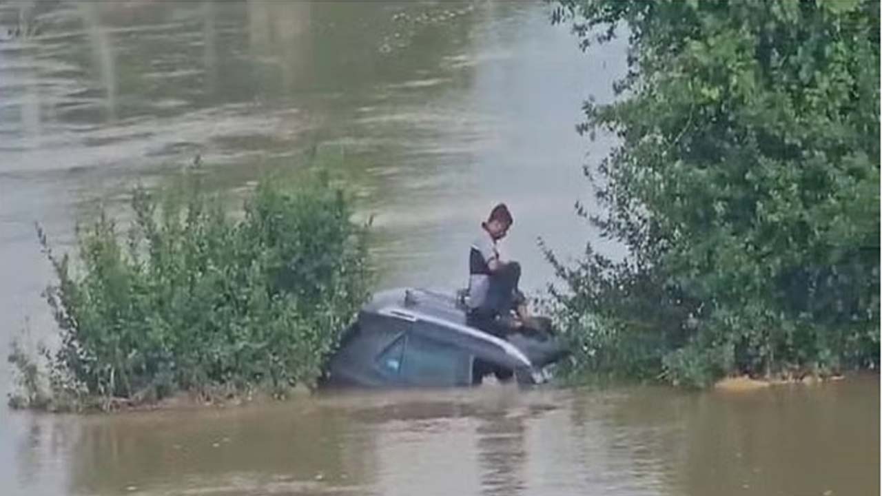 Floods | వరదలో కొట్టుకుపోయిన కారు.. ఇద్దరిని రక్షించిన ఎస్‌డీఆర్‌ఎఫ్‌..!
