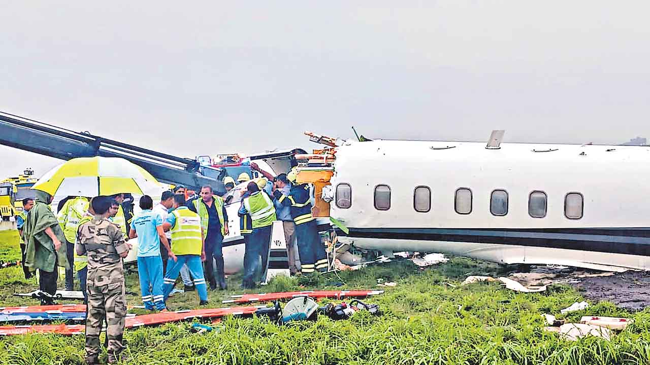 రన్‌వేపై జారి.. రెండు ముక్కలైన విమానం