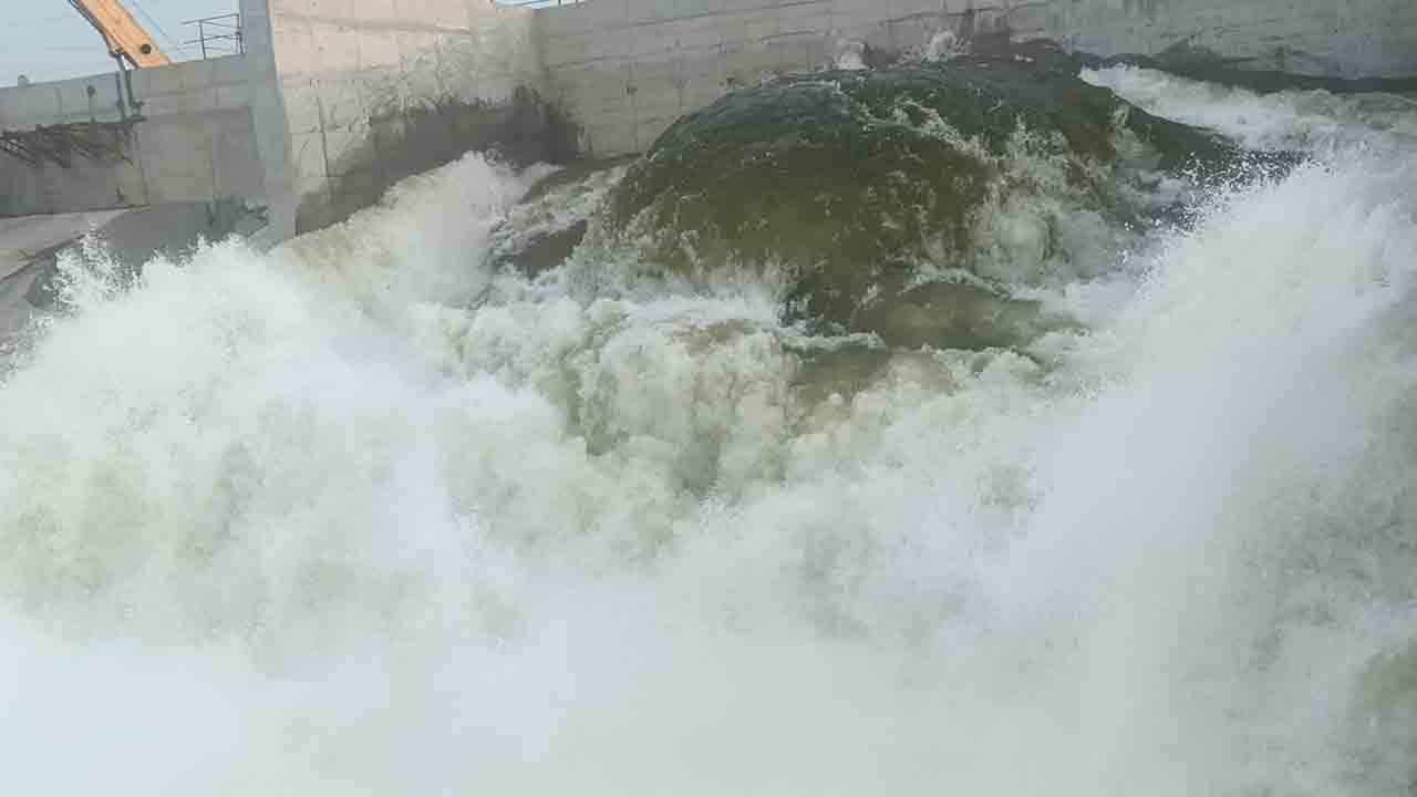 ఉప్పొంగిన కృష్ణమ్మ