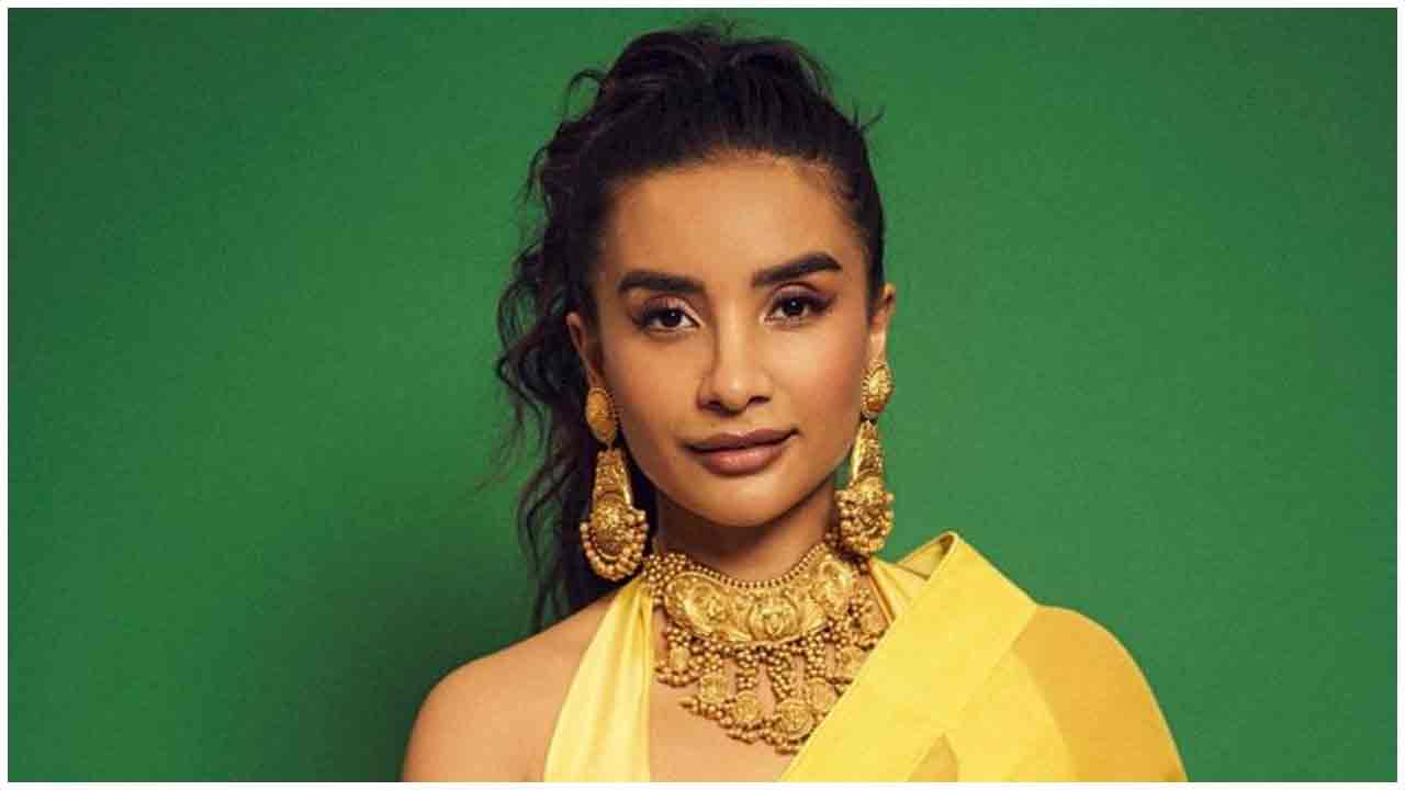 Patralekha | చూపులతో కైపెక్కిస్తున్న పత్రలేఖ..