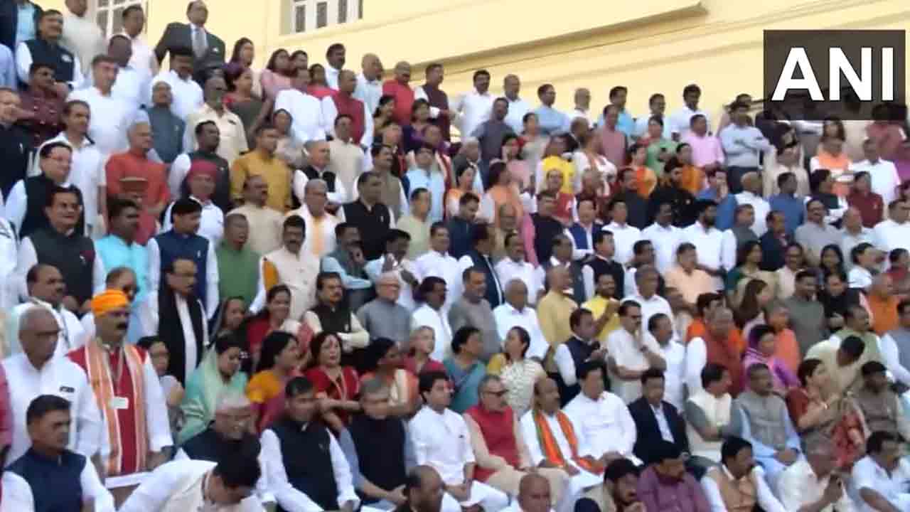 Photo Session | పార్లమెంట్‌ భవనం వద్ద ఎంపీల ఫొటో సెషన్‌