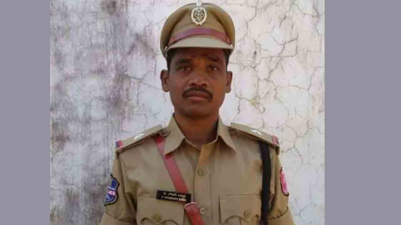 ఉరేసుకొని ఏఆర్‌ ఎస్సై బలవన్మరణం