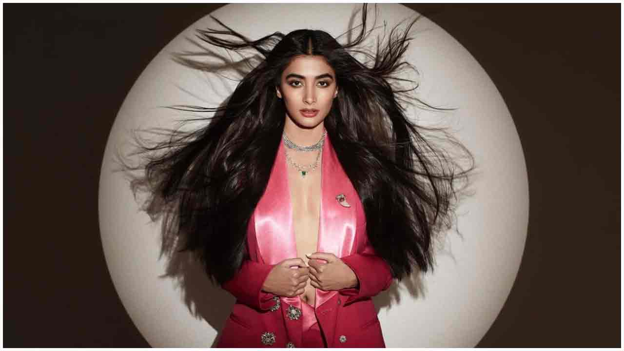 Pooja Hegde | అల్ట్రా స్టైలిష్ ఫొటోలతో బుట్టలో వేసుకుంటున్న బుట్టబొమ్మ..