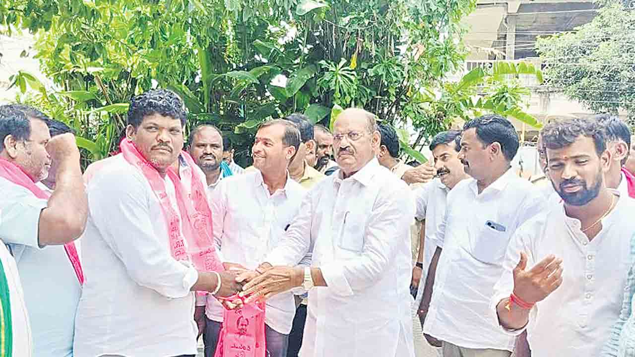 సంక్షేమ పథకాలకు ఆకర్షితులై..బీఆర్‌ఎస్‌లో చేరికలు