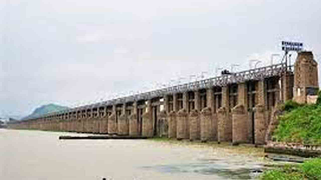 Prakasam barrage | ప్రకాశం బ్యారేజ్‌కు వరద ప్రవాహం.. 15 గేట్లు ఎత్తి దిగువకు నీటి విడుదల