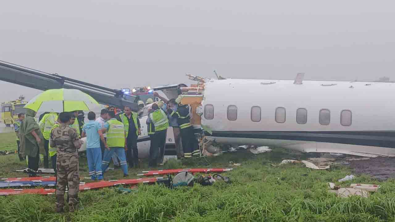 Private Jet Skids Off Runway | రన్‌వేపై జారిన విమానం.. 8 మందికి గాయాలు
