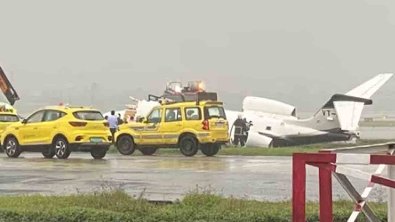 Private Jet Skids Off Runway | రన్‌వే నుంచి పక్కకు జారిన విమానం.. ముగ్గురికి గాయాలు