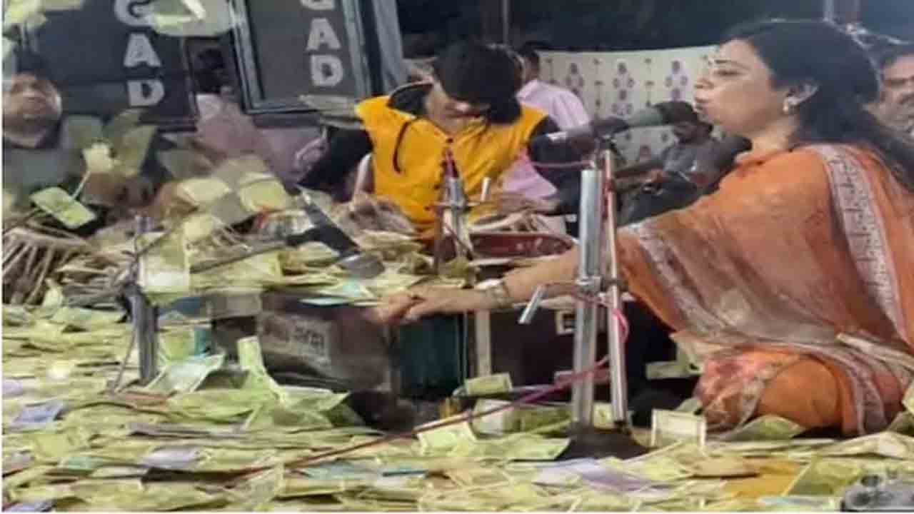 Singer | సంగీత కచేరీలో ప్రముఖ గాయనిపై నోట్ల వర్షం.. వీడియో