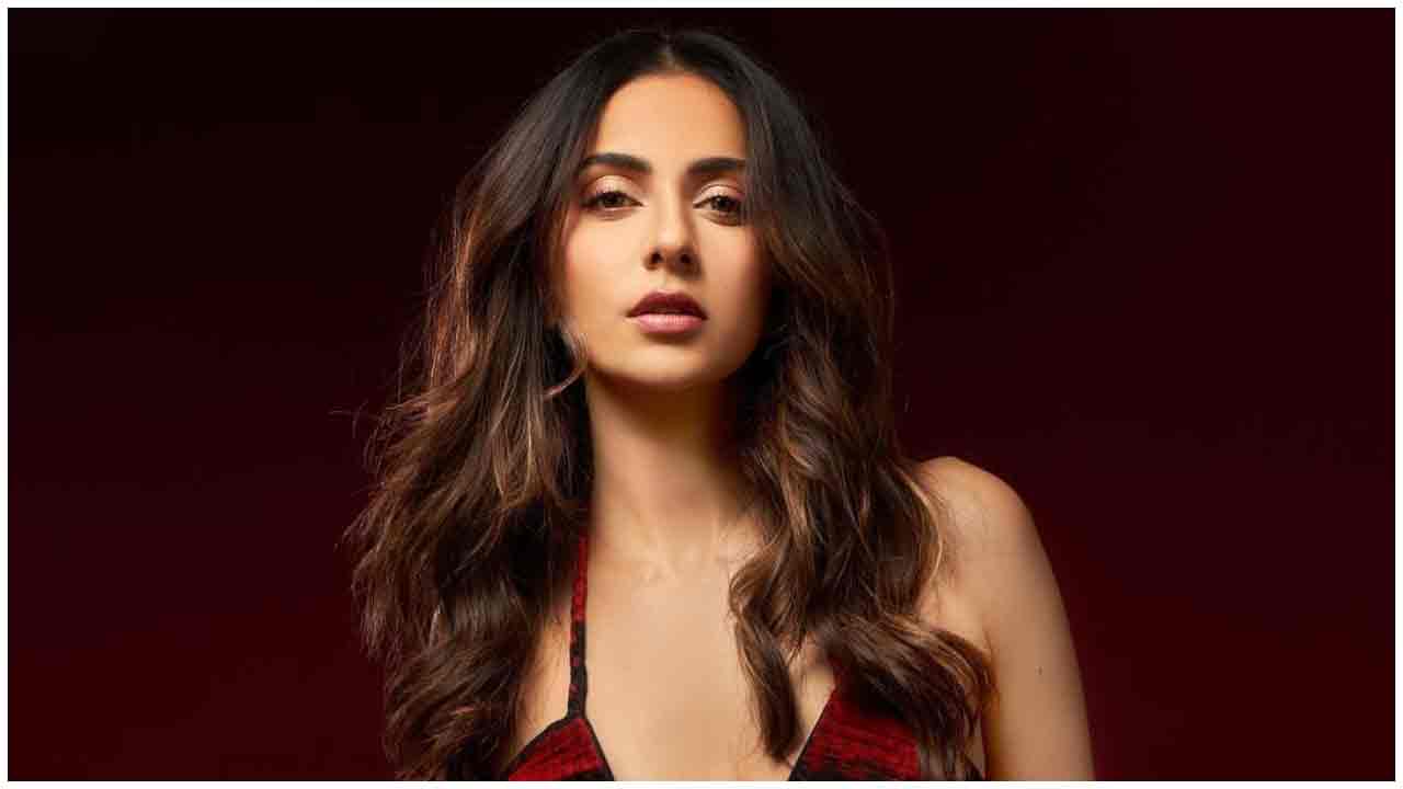Rakul Preet Singh | ట్రెండీ డ్రెస్‌లో రకుల్ ప్రీత్ సింగ్ పరువాలు..