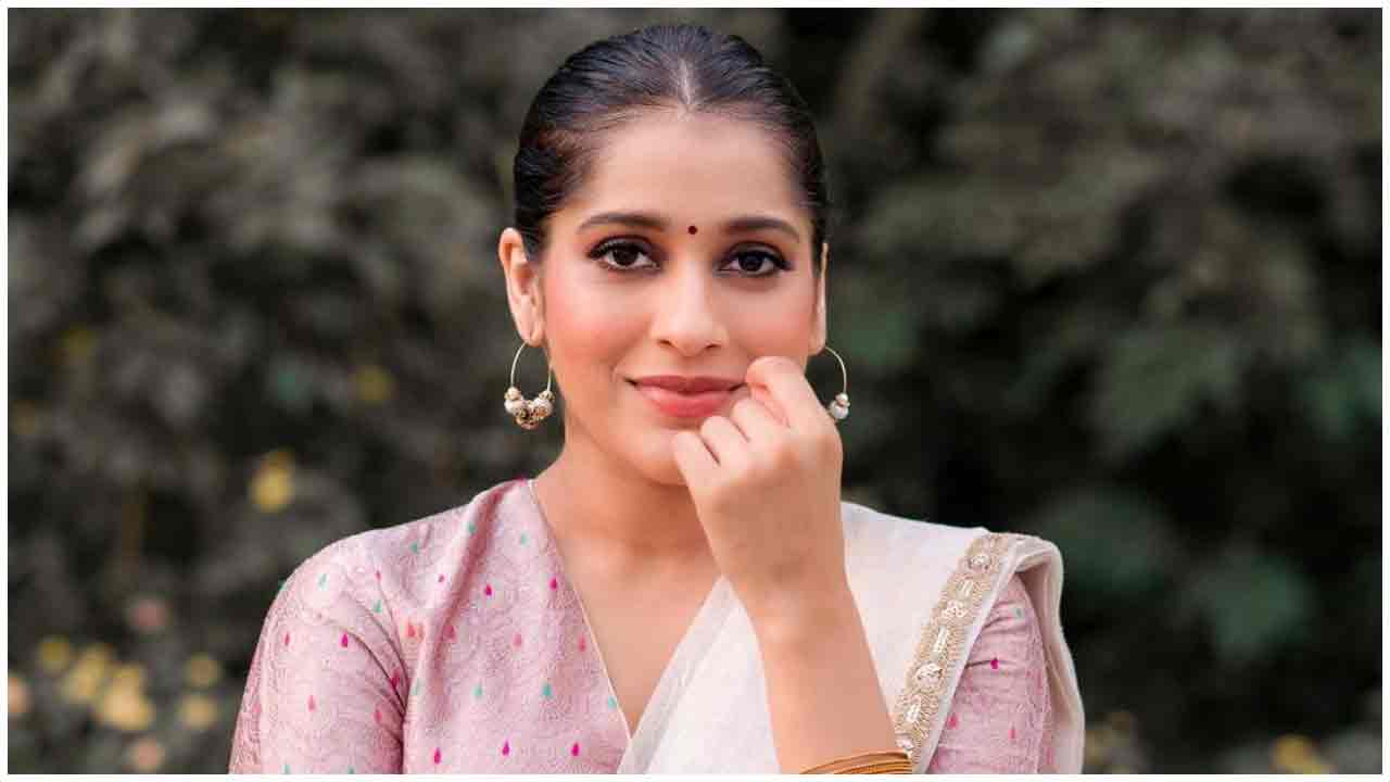 Rashmi Gautam | చిరునవ్వుతో చంపేస్తున్న రష్మి గౌతమ్..