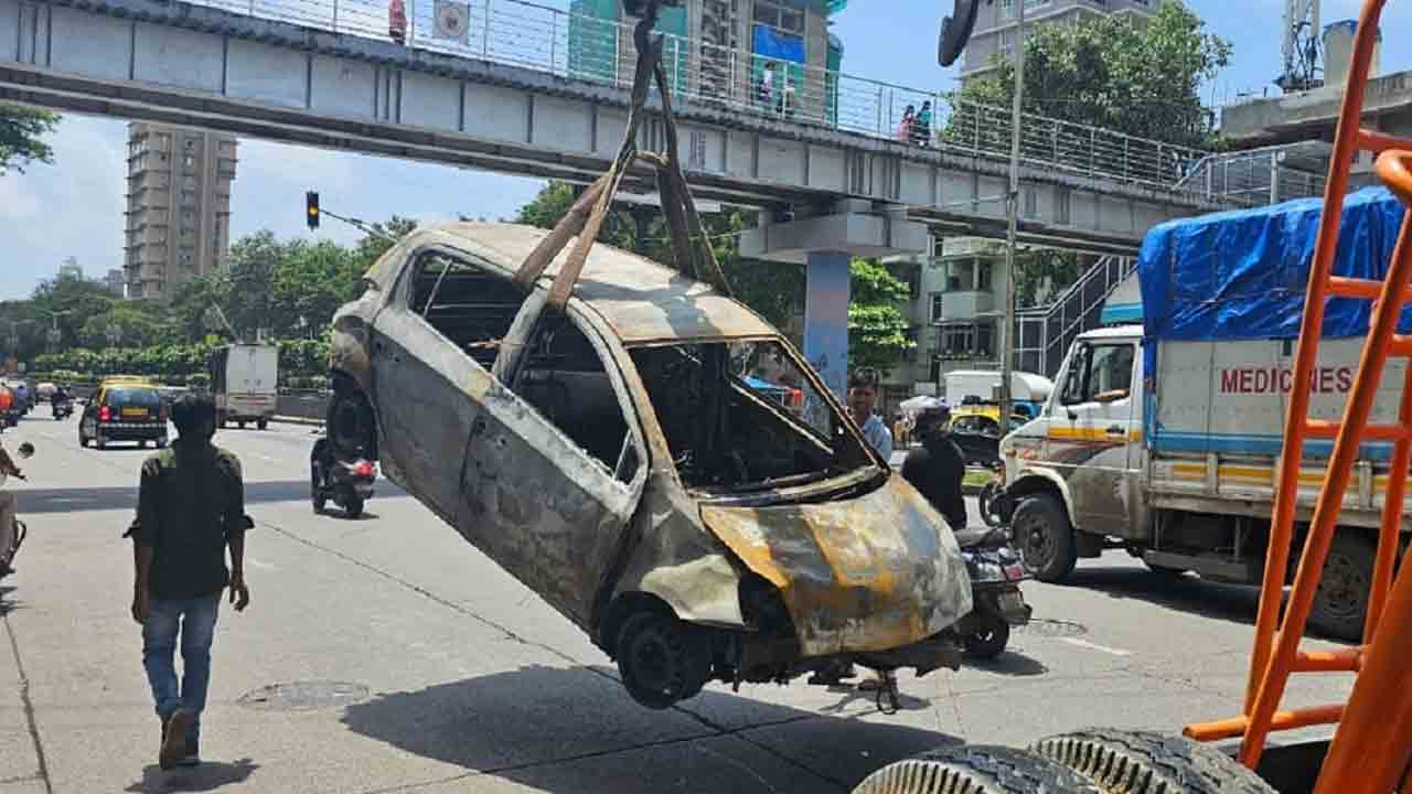 Road accident | డివైడర్‌ను ఢీకొట్టి అగ్ని కీలల్లో చిక్కుకున్న కారు.. ఇద్దరు సజీవ దహనం, ముగ్గురికి తీవ్ర గాయాలు